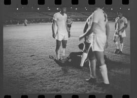 Fotografia "Futebol; 'FUTEBOL = LIBERTADORES DAS AMÉRICAS' Botafogo x Alianza de Lima (2 x 1) (Fases do jogo realizado no Maracanã)" ([Local n/d] , 1963) [negativo]. / Fotógrafo(a): Demócrito.  -- ITEM-0017.