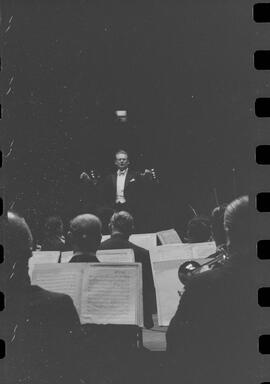 Fotografia "C/ Antonio Carlos Festival de Wagner (concerto musical); 'FESTIVAL DE WAGNER' Festival Wagner (realizado no Maracanãzinho), Reportagem de Antonio Carlos" ([Local n/d] , 1963) [negativo]. / Fotógrafo(a): Roberto.  -- ITEM-0007.