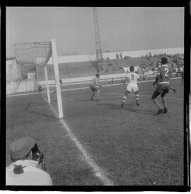 Fotografia "CAMPEONATO CARIOCA DE PROFISSIONAIS de 1963' FUTEBOL" ([Local n/d] , 1963) [negativo]. / Fotógrafo(a): Equipe.  -- ITEM-0006.