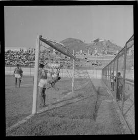 Fotografia "FUTEBOL = 'CAMPEONATO CARIOCA DE PROFISSIONAIS' Jogo Flamengo x Botafogo (3 x 1), America x Portuguesa (2 x 1), Madureira x Bangu (1 x 2), C. Grande x S. Cristovão (1 x 0) e C. Rio x Olaria (1 x 7), Reportagem de Esporte" ([Local n/d] , 1963) [negativo]. / Fotógrafo(a): Equipe.  -- ITEM-0347.