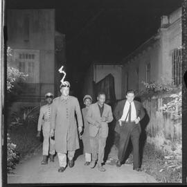Fotografia "16º D.P. FAVELADO PRESO; POLICIA 16º dp. Ardovino mandou prender o operario favelado Mario de Sá por ter o mesmo consertado uma das paredes de seu barraco -" ([Local n/d] , 1961) [negativo]. / Fotógrafo(a): Rodolpho.  -- ITEM-0005.