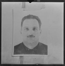 Fotografia "D. VIGILANCIA [VIGILÂNCIA] FALSO POLICIAL; POLICIA [POLÍCIA] = FALSO POLICIAL PRESO _HENRIQUE BATISTA LOPES" ([Local n/d] , 1961) [negativo]. / Fotógrafo(a): ALVARO.  -- ITEM-0002.