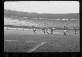 Fotografia "FUTEBOL = 'CAMPEONATO CARIOCA DE PROFISSIONAIS' Jogo Flamengo x Botafogo (3 x 1), America x Portuguesa (2 x 1), Madureira x Bangu (1 x 2), C. Grande x S. Cristovão (1 x 0) e C. Rio x Olaria (1 x 7), Reportagem de Esporte" ([Local n/d] , 1963) [negativo]. / Fotógrafo(a): Equipe.  -- ITEM-0169.