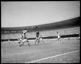 Fotografia "Esporte - Futebol - Fluminense x Vasco" ([Local n/d] , [Data n/d]) [negativo]. / Fotógrafo(a): Ângelo.  -- ITEM-0004.