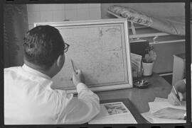 Fotografia "Rep. pelo SUL DO BRASIL (ESPECIAL); 'REPORTAGEM ESPECIAL DE 'UH' 'CONTRABANDO DE ARMAS, Em S. PAULO, SANTA CATARINA, RIO GRANDE DO SUL ETC...' Reportagem feita pela equipe de 'UH'), Reportagem de Amado Ribeiro" ([Local n/d] , 1963) [negativo]. / Fotógrafo(a): Paulo Reis.  -- ITEM-0002.