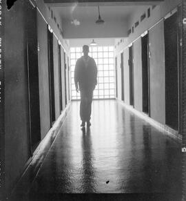 Fotografia "Penitenciaria do D.F. - Enquete com presos (Caso Chesman), [Reportagem?] com Ariel" ([Local n/d] , [Data n/d]) [negativo]. / Fotógrafo(a): Walter Firmo.  -- ITEM-0007.