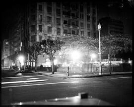 Fotografia "Vistas da Cidade - casas - logradouros - mostrando fachadas iluminadas em contradição com o propalado racionamento. Enquanto isso, centenas de pessoas ficam prejudicadas, sem elevador e luz e etc" ([Local n/d] , [Data n/d]) [negativo]. / Fotógrafo(a): Domício.  -- ITEM-0003.