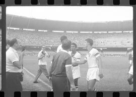 Fotografia "FLUMINENSE X BONSUCESSO; 'CAPEONATO [CAMPEONATO] CARIOCA DE FUTEBOL PROFISSIONAIS' Jogo no Maracanã - Fluminense x Bonsucesso (3x0), sendo que este jogo foi anulado devido a irregularidade havida), Reportagem de Esporte" ([Local n/d] , 1963) [negativo]. / Fotógrafo(a): Demócrito; Ribeiro.  -- ITEM-0010.