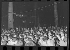 Fotografia "Comício; 'COMÍCIOS' Comício Amaral Neto no Largo do Machado" ([Local n/d] , 1963) [negativo]. / Fotógrafo(a): Veneziano.  -- ITEM-0005.