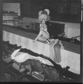 Fotografia "ROSITA LOPES; LOPES..Rosita..vedete - poses diversas" ([Local n/d] , 1961) [negativo]. / Fotógrafo(a): Mera.  -- ITEM-0006.