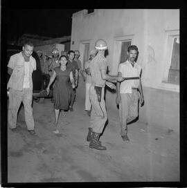 Fotografia "Blitz Policial na Favela do Esqueleto c/ [Duarte]; 'BATIDAS POLICIAIS' 'Blitz' Policial na Favela de Esqueleto, no Maracanã, Reportagem de Duarte" ([Local n/d] , 1963) [negativo]. / Fotógrafo(a): José Gomes; Gomes.  -- ITEM-0004.