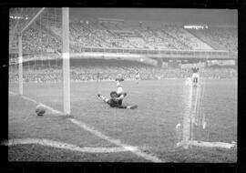 Fotografia "CAMPEONATO CARIOCA DE PROFISSIONAIS DE 1963 (1º TURNO) Jogos - Campeonato Carioca. Flamengo x Madureira (5 x 0) - Vasco x América (2 x 0) e Fluminense x Portuguesa (1 x 1). e Peter Kedzierski, homem voador dos EUA, (Vôo)" ([Local n/d] , 1963) [negativo]. / Fotógrafo(a): Equipe.  -- ITEM-0086.
