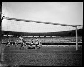 Fotografia "Futebol - jogo Vasco x Santos" ([Local n/d] , [Data n/d]) [negativo]. / Fotógrafo(a): [Autoria n/d].  -- ITEM-0009.