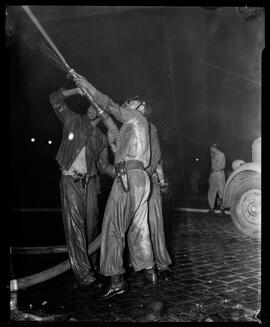 Fotografia "Reportagem sobre homens que trabalham arriscando vidas" ([Local n/d] , [Data n/d]) [negativo]. / Fotógrafo(a): [Autoria n/d].  -- ITEM-0007.