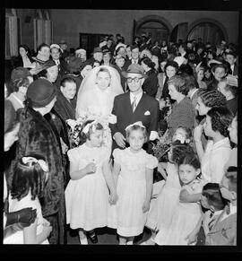 Fotografia "Casamento da sobrinha do Sr. Samuel Wayner [Wainer]" ([Local n/d] , [Data n/d]) [negativo]. / Fotógrafo(a): Roberto Maia.  -- ITEM-0010.