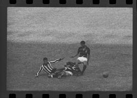 Fotografia "FUTEBOL = 'CAMPEONATO CARIOCA DE PROFISSIONAIS' Jogo Flamengo x Botafogo (3 x 1), America x Portuguesa (2 x 1), Madureira x Bangu (1 x 2), C. Grande x S. Cristovão (1 x 0) e C. Rio x Olaria (1 x 7), Reportagem de Esporte" ([Local n/d] , 1963) [negativo]. / Fotógrafo(a): Equipe.  -- ITEM-0252.