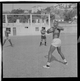 Fotografia "Botafogo F. R.' Garrincha e Quarentinha em treino especial com o preparador físico Adalberto" ([Local n/d] , 1963) [negativo]. / Fotógrafo(a): Democrito.  -- ITEM-0007.