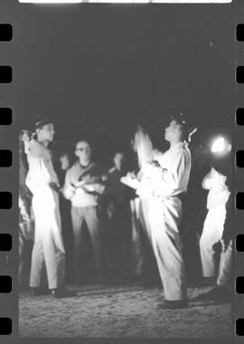 Fotografia "Família perdida no 'Bico do Papagaio'; 'ALPINISTAS' 'Buscas' - Família perdida no 'Pico do Papagaio'" ([Local n/d] , 1963) [negativo]. / Fotógrafo(a): Pedro.  -- ITEM-0004.