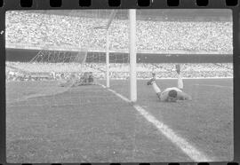 Fotografia "Jogos Campeonato Carioca; 'CAMPEONATO CARIOCA DE 1963' de PROFISSIONAIS (1º Turno) Jogos Vasco x Fluminense (3 x 1) Botafogo x Canto do Rio (3 x 0) America x Madureira (5 x 2) e Olaria x Portuguesa, Reportagem de Esporte" ([Local n/d] , 1963) [negativo]. / Fotógrafo(a): Equipe.  -- ITEM-0193.