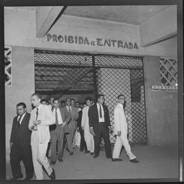 Fotografia "Visita do Lacerda ao Estádio do Maracanã c/ Antonio Carlos; LACERDA.. Carlos - visita Mstadio do Maracanã - para ver ver as obras - que foram iniciadas com Sete Camaras" ([Local n/d] , 1961) [negativo]. / Fotógrafo(a): Ribeiro.  -- ITEM-0007.