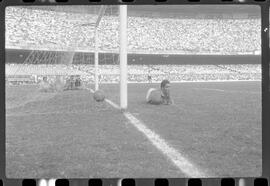 Fotografia "Jogos Campeonato Carioca; 'CAMPEONATO CARIOCA DE 1963' de PROFISSIONAIS (1º Turno) Jogos Vasco x Fluminense (3 x 1) Botafogo x Canto do Rio (3 x 0) America x Madureira (5 x 2) e Olaria x Portuguesa, Reportagem de Esporte" ([Local n/d] , 1963) [negativo]. / Fotógrafo(a): Equipe.  -- ITEM-0192.