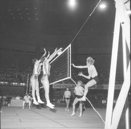 Fotografia "Volei Voleibol - Campeonato Internacional de Voleibol" ([Local n/d] , 1960) [negativo]. / Fotógrafo(a): Demócrito.  -- ITEM-0004.