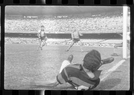 Fotografia "CAPEONATO [CAMPEONATO] CARIOCA DE 1963' (PROFISSIONAIS) (1º Turno) Jogo Famengo [Flamengo] x Campo Grande (5 x 0); Jogo Flamengo e Campo Grande, Reportagem de Esporte" ([Local n/d] , 1963) [negativo]. / Fotógrafo(a): Ribeiro; Demócrito.  -- ITEM-0029.