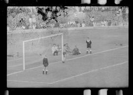 Fotografia "CAPEONATO [CAMPEONATO] CARIOCA DE 1963' (PROFISSIONAIS) (1º Turno) Jogo Famengo [Flamengo] x Campo Grande (5 x 0); Jogo Flamengo e Campo Grande, Reportagem de Esporte" ([Local n/d] , 1963) [negativo]. / Fotógrafo(a): Ribeiro; Demócrito.  -- ITEM-0106.