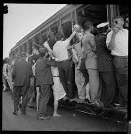 Fotografia "Transportes coletivos - R.J.- bondes, passageiros, etc., Reportagem Geral" ([Local n/d] , [Data n/d]) [negativo]. / Fotógrafo(a): Equipe.  -- ITEM-0008.