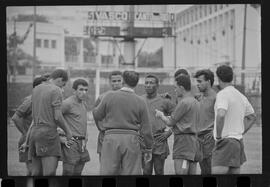 Fotografia "TREINO DO FLAMENGO; 'FLAMENGO FR' Treino do Flamengo com a presença do presidente Fadel Fadel" ([Local n/d] , 1963) [negativo]. / Fotógrafo(a): L. Pinto.  -- ITEM-0005.