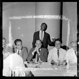 Fotografia "Banquete oferecido por 'UH' em homenagem aos campeões do Super-super, Clube de Regatas Vasco da Gama" ([Local n/d] , [Data n/d]) [negativo]. / Fotógrafo(a): Demócrito.  -- ITEM-0032.
