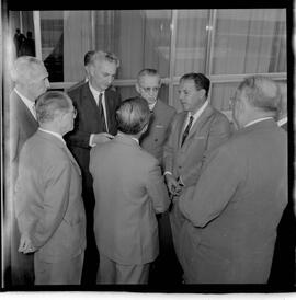 Fotografia "Jango com Pelé no Planalto e líderes do Senado" ([Local n/d] , 1963) [negativo]. / Fotógrafo(a): Nevile.  -- ITEM-0014.