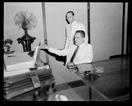 Fotografia "Sr. L. F. Bocayúva Cunha, depondo na 9o. vara, frente aos juízes Castelo Branco e Everaldo Moreira Lima" ([Local n/d] , [Data n/d]) [negativo]. / Fotógrafo(a): [Autoria n/d].  -- ITEM-0004.