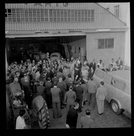 Fotografia "Chegada do Corpo de Paulo Bittencurt" ([Local n/d] , 1963) [negativo]. / Fotógrafo(a): Paulo André.  -- ITEM-0001.