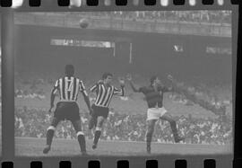 Fotografia "FUTEBOL = 'CAMPEONATO CARIOCA DE PROFISSIONAIS' Jogo Flamengo x Botafogo (3 x 1), America x Portuguesa (2 x 1), Madureira x Bangu (1 x 2), C. Grande x S. Cristovão (1 x 0) e C. Rio x Olaria (1 x 7), Reportagem de Esporte" ([Local n/d] , 1963) [negativo]. / Fotógrafo(a): Equipe.  -- ITEM-0022.