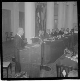 Fotografia "Reunião internacional da Família encerramento; 'CONFERÊNCIA INTERNACIONAL DE FAMÍLIAS' Encerramento da Reunião da Família internacional que contou com a palavra do secretário do Congresso ao Dep. Gama Lima" ([Local n/d] , 1963) [negativo]. / Fotógrafo(a): Alvaro.  -- ITEM-0001.