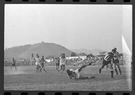 Fotografia "CAMPEONATO CARIOCA DE PROFISSIONAIS DE 1963' (1º TURNO) Jogo Botafogo x Campo Grande (2 x 0)" ([Local n/d] , 1963) [negativo]. / Fotógrafo(a): Demócrito; Ribeiro.  -- ITEM-0044.