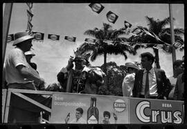 Fotografia "Banho a fantasia em Ramos e homenagem a Última Hora na Ilha do Governador" ([Local n/d] , [Data n/d]) [negativo]. / Fotógrafo(a): Rodo.  -- ITEM-0018.