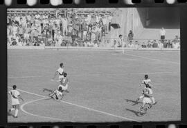 Fotografia "Jogos Campeonato Carioca; 'CAMPEONATO CARIOCA DE 1963' de PROFISSIONAIS (1º Turno) Jogos Vasco x Fluminense (3 x 1) Botafogo x Canto do Rio (3 x 0) America x Madureira (5 x 2) e Olaria x Portuguesa, Reportagem de Esporte" ([Local n/d] , 1963) [negativo]. / Fotógrafo(a): Equipe.  -- ITEM-0007.