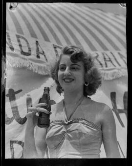 Fotografia "Concurso de Beleza - R.J. (Rainha do Verão)" ([Local n/d] , [Data n/d]) [negativo]. / Fotógrafo(a): [Autoria n/d].  -- ITEM-0009.