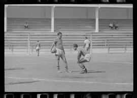 Fotografia "FLUMINENSE F.C.' Treino do Fluminense, Reportagem de Esporte" ([Local n/d] , 1963) [negativo]. / Fotógrafo(a): Democrito.  -- ITEM-0003.