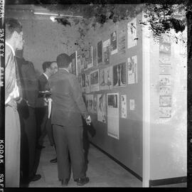 Fotografia "[?] Teatro - Rádio Nacional - Apresentação de modelos na Rádio Jornal do Brasil" ([Local n/d] , [Data n/d]) [negativo]. / Fotógrafo(a): S. Vieira.  -- ITEM-0009.