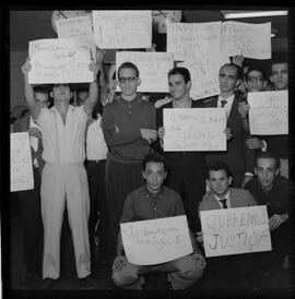 Fotografia "Redação comissão de Bancários; 'ENTREVISTAS UH' Comissão de Bancários na Redação" ([Local n/d] , 1963) [negativo]. / Fotógrafo(a): Roberto.  -- ITEM-0002.