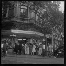 Fotografia "Entrega de prêmios à Mãe das Cinco Gerações pela Seda Moderna - Ultralar; Promoção Concurso Corrida Polícia Militar e Última Hora" ([Local n/d] , [Data n/d]) [negativo]. / Fotógrafo(a): Sebastião Vieira.  -- ITEM-0020.
