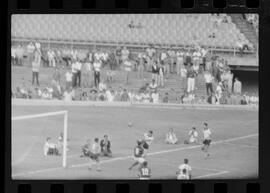 Fotografia "CAPEONATO [CAMPEONATO] CARIOCA DE 1963' (PROFISSIONAIS) (1º Turno) Jogo Famengo [Flamengo] x Campo Grande (5 x 0); Jogo Flamengo e Campo Grande, Reportagem de Esporte" ([Local n/d] , 1963) [negativo]. / Fotógrafo(a): Ribeiro; Demócrito.  -- ITEM-0066.