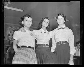 Fotografia "Candidatas ao título de Princesa da Primavera na redação" ([Local n/d] , [Data n/d]) [negativo]. / Fotógrafo(a): Jader Neves.  -- ITEM-0001.