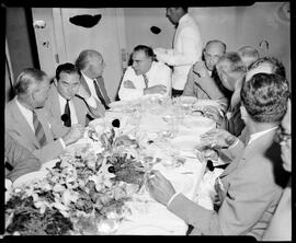 Fotografia "Banquete 'Última Hora' - Homenagem das classes produtoras e financeiras do país" ([Local n/d] , [Data n/d]) [negativo]. / Fotógrafo(a): José Casal.  -- ITEM-0005.