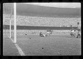 Fotografia "FUTEBOL = 'CAMPEONATO CARIOCA DE PROFISSIONAIS' Jogo Flamengo x Botafogo (3 x 1), America x Portuguesa (2 x 1), Madureira x Bangu (1 x 2), C. Grande x S. Cristovão (1 x 0) e C. Rio x Olaria (1 x 7), Reportagem de Esporte" ([Local n/d] , 1963) [negativo]. / Fotógrafo(a): Equipe.  -- ITEM-0111.