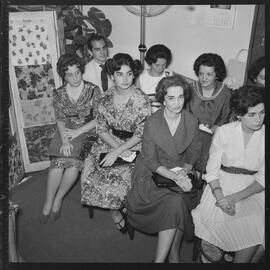 Fotografia "Desfile de modas na Casa Carina, com Gilda e Danuza" ([Local n/d] , [Data n/d]) [negativo]. / Fotógrafo(a): Melo.  -- ITEM-0007.