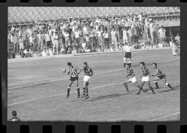 Fotografia "FUTEBOL = 'CAMPEONATO CARIOCA DE PROFISSIONAIS' Jogo Flamengo x Botafogo (3 x 1), America x Portuguesa (2 x 1), Madureira x Bangu (1 x 2), C. Grande x S. Cristovão (1 x 0) e C. Rio x Olaria (1 x 7), Reportagem de Esporte" ([Local n/d] , 1963) [negativo]. / Fotógrafo(a): Equipe.  -- ITEM-0247.